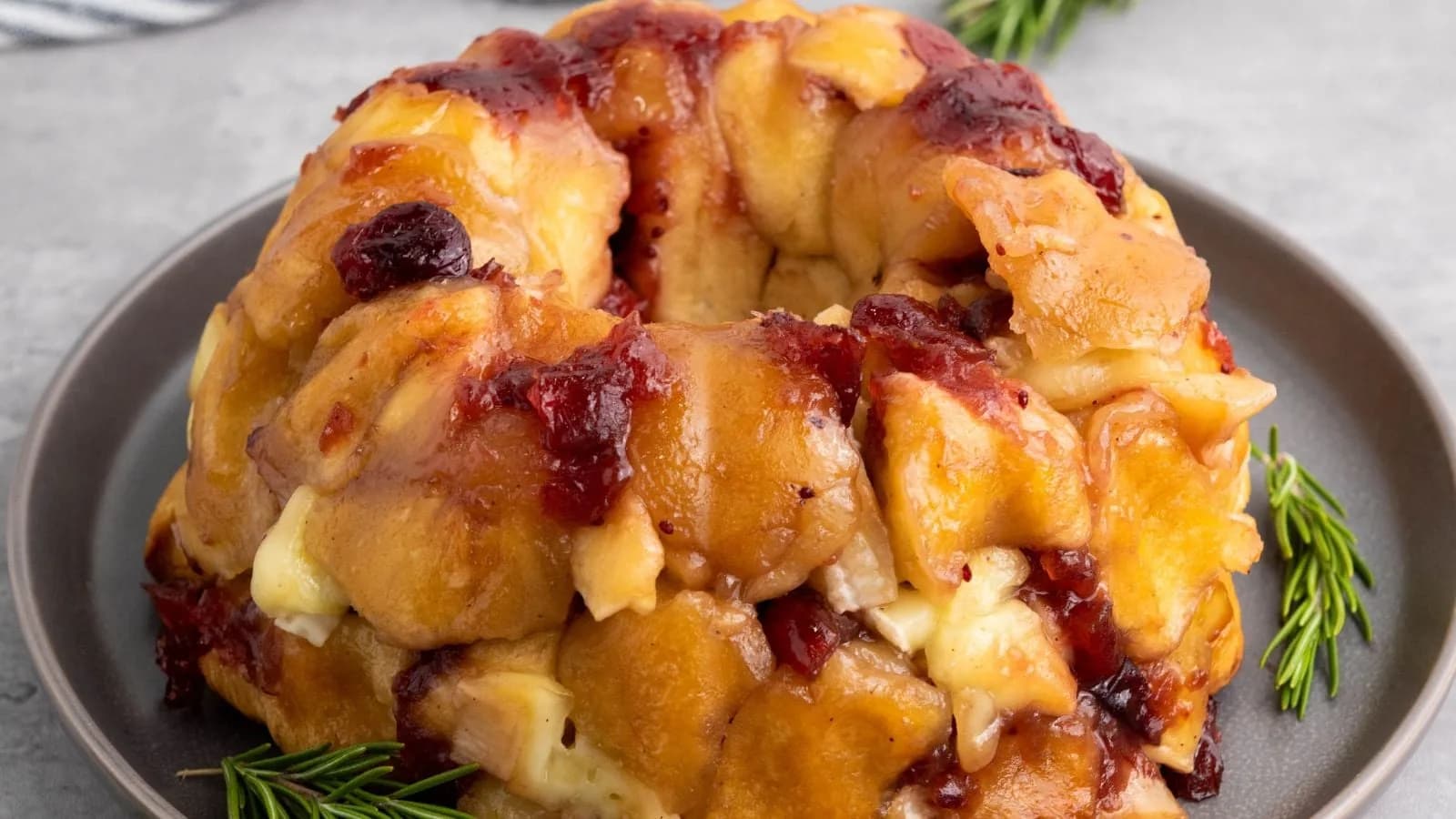 Mini Cranberry Brie Pull-Apart Bread