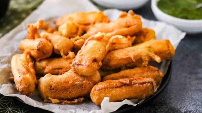 Low angle shot of a pile of paneer pakora.