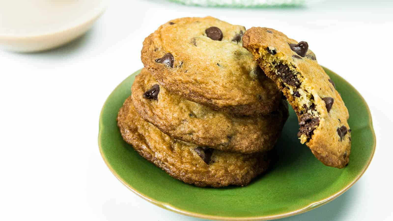 Baileys cookies on a green plate.