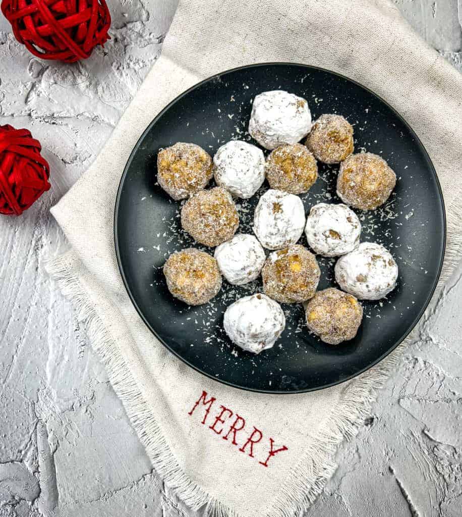 Bourbon balls with white chocolate and powdered sugar