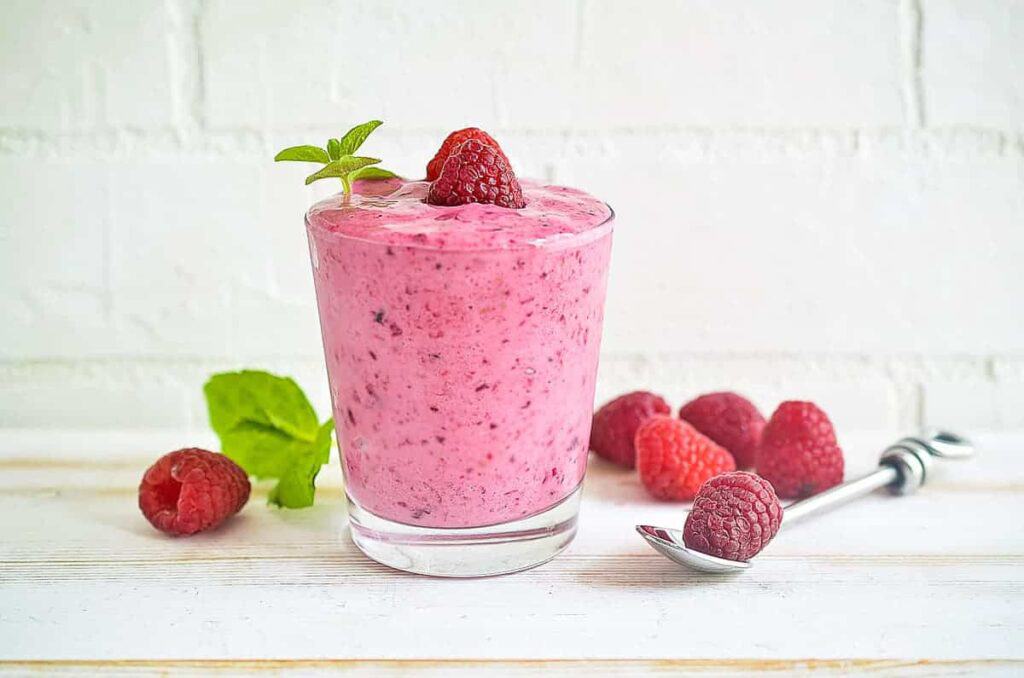 A refreshing pink smoothie with raspberries and mint, perfect for an easy breakfast.