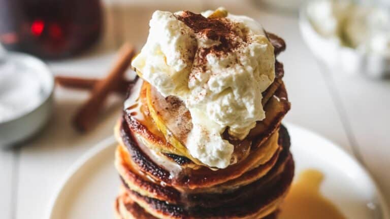 Low-Carb Pancakes with Healthy Caramelized Apples.