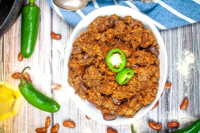 A bowl of Texas roadhouse chili with jalapenos and beans.