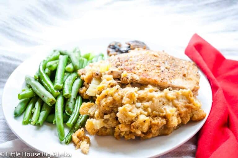 A plate with mashed potatoes and green beans on it.